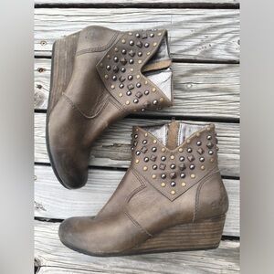 Taos Verge Booties ankle Boots Leather Studded Wedges Gray Size 8 women’s